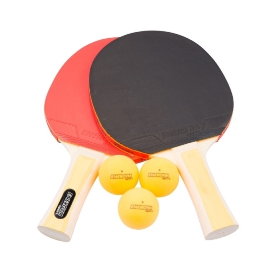 זוג מחבטים ושלושה כדורים לפינג פונג