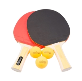 זוג מחבטים ושלושה כדורים לפינג פונג
